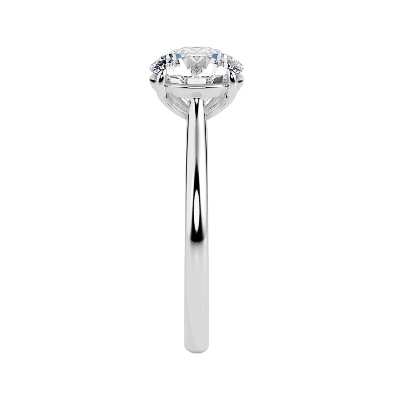 High-resolution side view showcasing the precision-engineered prongs and tapered gold band.